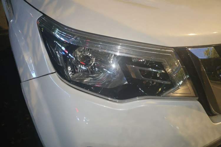 Used Nissan Terra 2018 2.5L Automatic 4x4 Luxury Edition Right Front Headlight