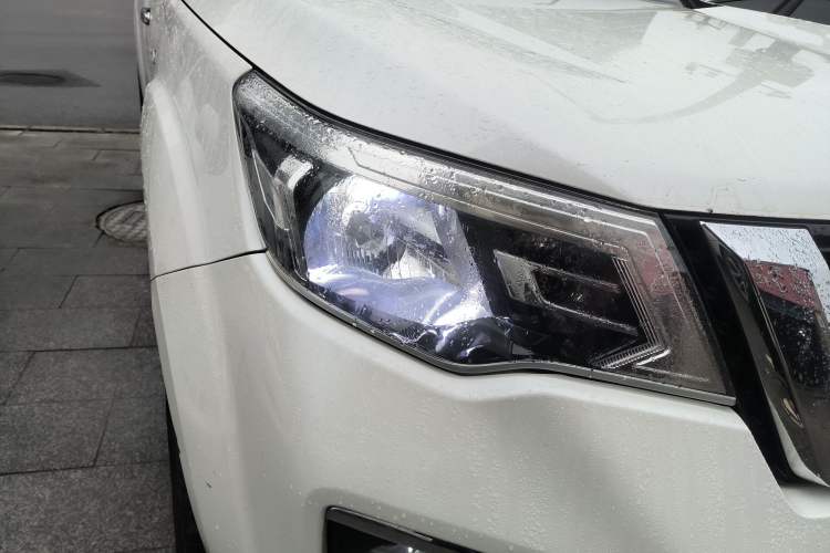 Used Nissan Terra 2018 2.5L Manual Two-Wheel Drive Elite Edition Right Front Headlight