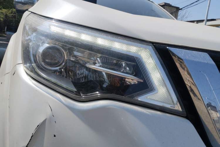 Used Nissan Terra 2018 2.5L Automatic 4x4 Flagship Edition Right Front Headlight
