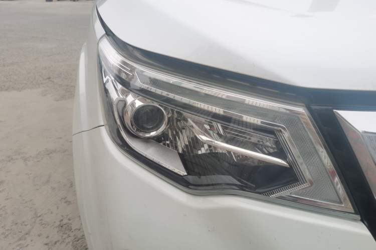 Used Nissan Terra 2018 2.5L Automatic 4x4 Flagship Edition Right Front Headlight