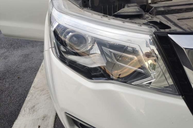 Used Nissan Terra 2018 2.5L Automatic 4x4 Luxury Edition Right Front Headlight
