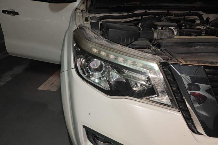 Used Nissan Terra 2018 2.5L Automatic 4x4 Luxury Edition Right Front Headlight