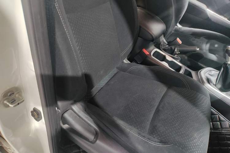 Used Nissan Terra 2018 2.5L Manual Two-Wheel Drive Elite Edition Right Front Seat