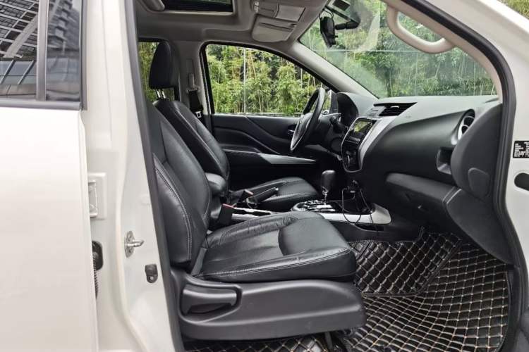 Used Nissan Terra 2018 2.5L Automatic 2WD Luxury Edition Right Front Seat