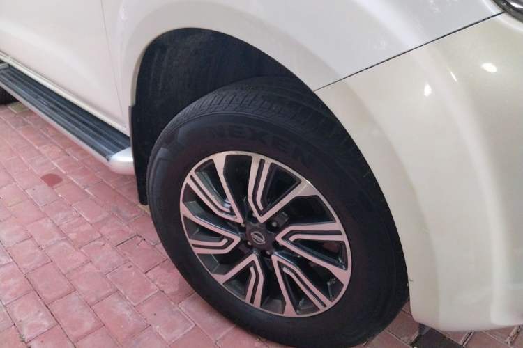 Used Nissan Terra 2018 2.5L Automatic 4x4 Luxury Edition Right Front Wheel Hub