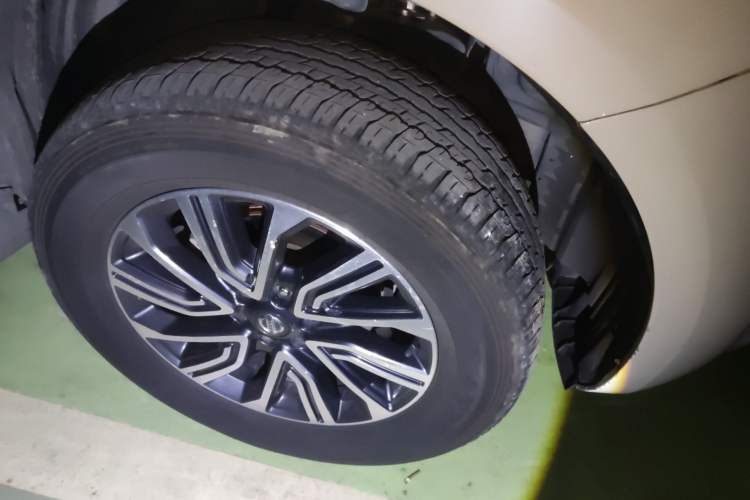 Used Nissan Terra 2018 2.5L Automatic 4x4 Luxury Edition Right Front Wheel Hub