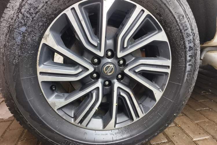 Used Nissan Terra 2018 2.5L Automatic 4x4 Luxury Edition Right Front Wheel Hub