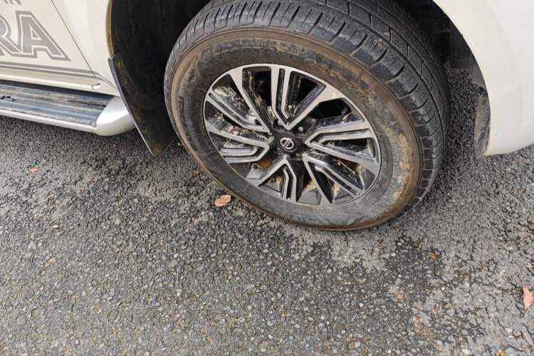 Used Nissan Terra 2018 2.5L Automatic 4x4 Luxury Edition Right Front Wheel Hub
