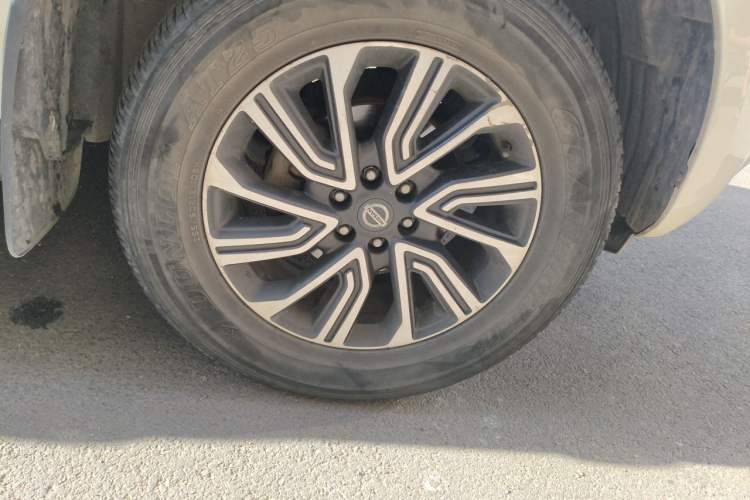 Used Nissan Terra 2018 2.5L Automatic 4x4 Luxury Edition Right Front Wheel Hub