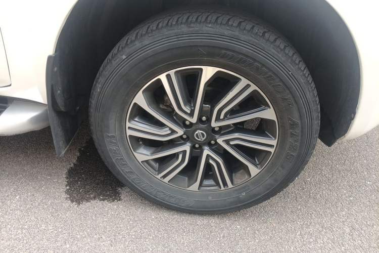 Used Nissan Terra 2018 2.5L Automatic 4x4 Luxury Edition Right Front Wheel Hub