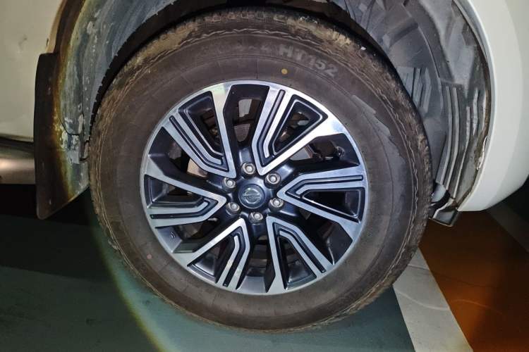 Used Nissan Terra 2018 2.5L Automatic 4x4 Luxury Edition Right Front Wheel Hub