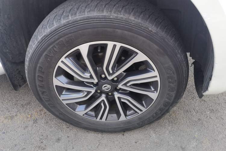 Used Nissan Terra 2018 2.5L Automatic 4x4 Luxury Edition Right Front Wheel Hub