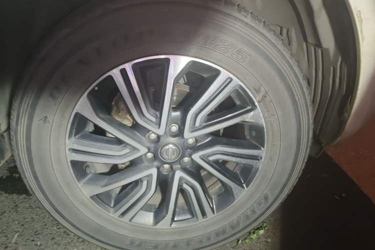Used Nissan Terra 2018 2.5L Automatic 4x4 Luxury Edition Right Front Wheel Hub