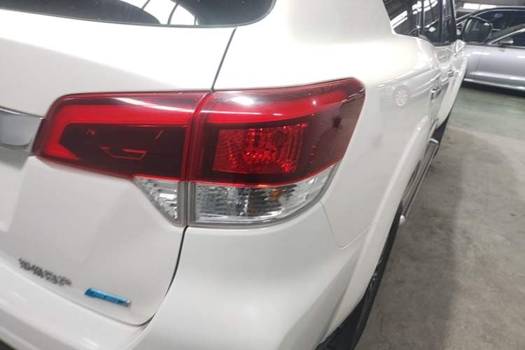 Used Nissan Terra 2018 2.5L Manual Two-Wheel Drive Elite Edition Right Rear Taillight