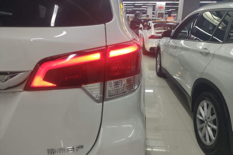 Used Nissan Terra 2018 2.5L Automatic 2WD Luxury Edition Right Rear Taillight