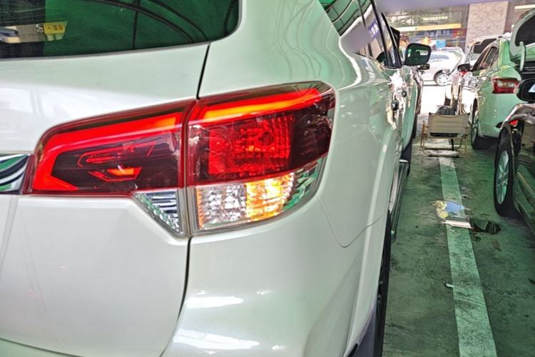 Used Nissan Terra 2018 2.5L Automatic 2WD Luxury Edition Right Rear Taillight