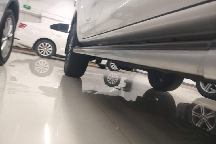 Used Nissan Terra 2018 2.5L Automatic 2WD Luxury Edition Right Side Sill