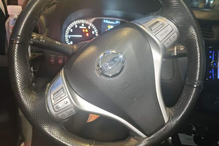Used Nissan Terra 2018 2.5L Automatic 4x4 Luxury Edition Steering Wheel