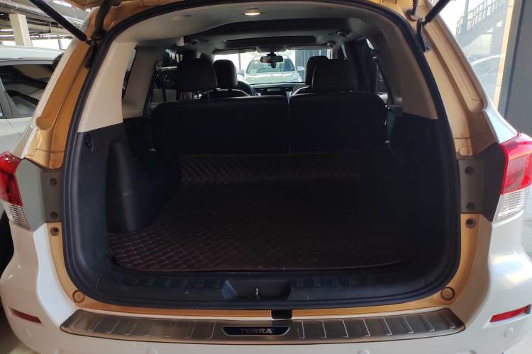 Used Nissan Terra 2018 2.5L Automatic 4x4 Luxury Edition Trunk
