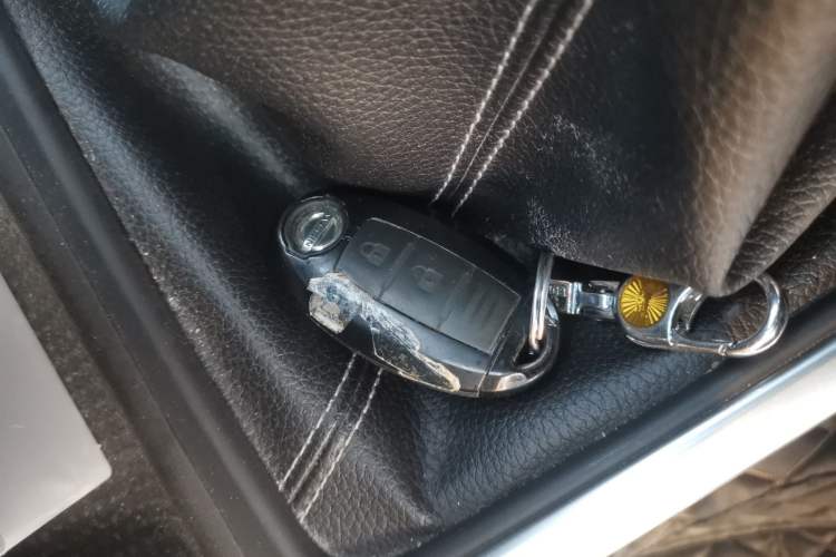 Used Nissan Terra 2018 2.5L Manual Two-Wheel Drive Elite Edition Vehicle Key