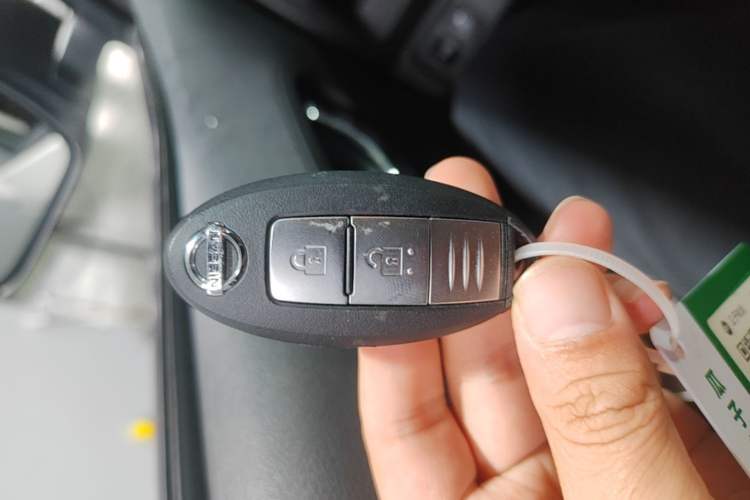 Used Nissan Terra 2018 2.5L Manual Two-Wheel Drive Elite Edition Vehicle Key