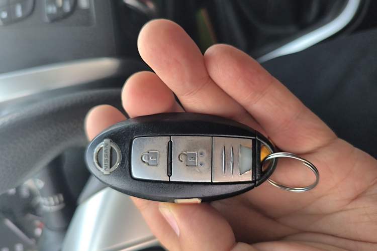 Used Nissan Terra 2018 2.5L Manual Two-Wheel Drive Elite Edition Vehicle Key