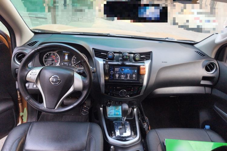 Used Nissan Terra 2018 2.5L Automatic 4x4 Luxury Edition Center Console