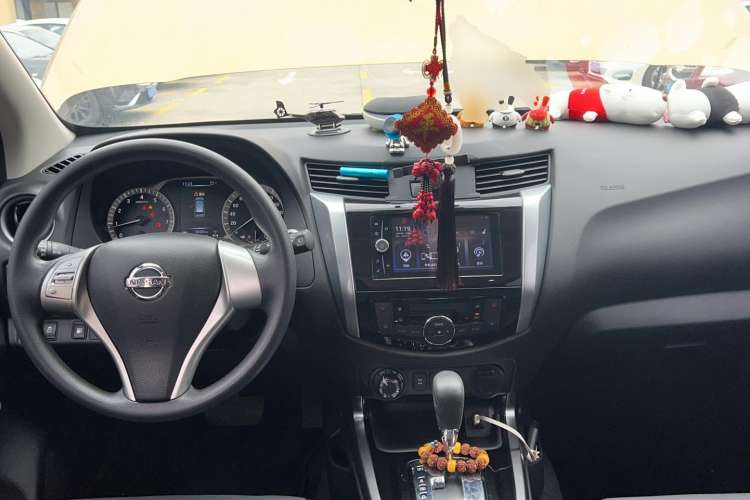 Used Nissan Terra 2018 2.5L Automatic 4x4 Luxury Edition Center Console