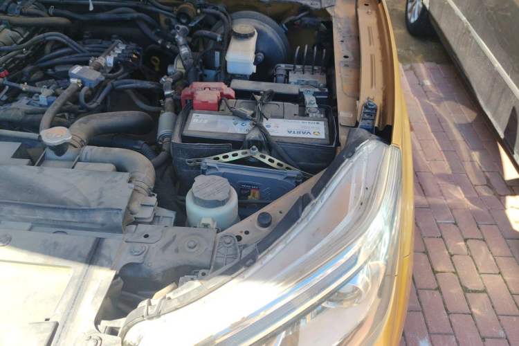 Used Nissan Terra 2018 2.5L Automatic 4x4 Luxury Edition Engine Bay Left