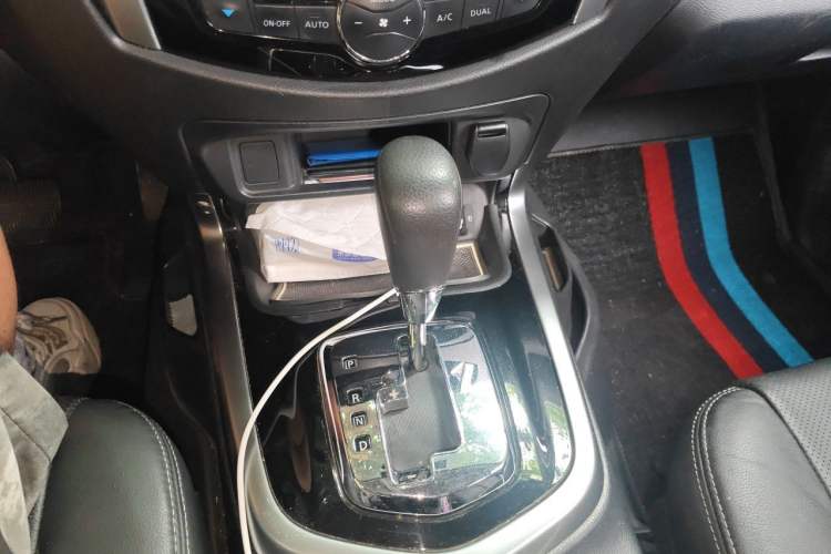 Used Nissan Terra 2018 2.5L Automatic 2WD Luxury Edition Gear Lever