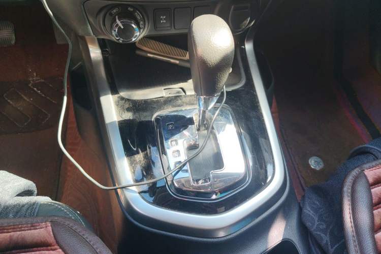 Used Nissan Terra 2018 2.5L Automatic 4x4 Luxury Edition Gear Lever