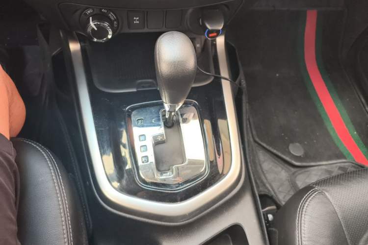 Used Nissan Terra 2018 2.5L Automatic 4x4 Luxury Edition Gear Lever
