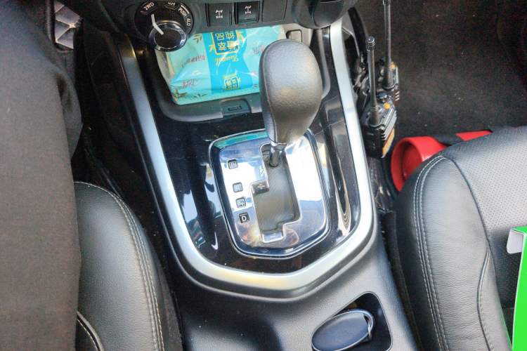 Used Nissan Terra 2018 2.5L Automatic 4x4 Luxury Edition Gear Lever