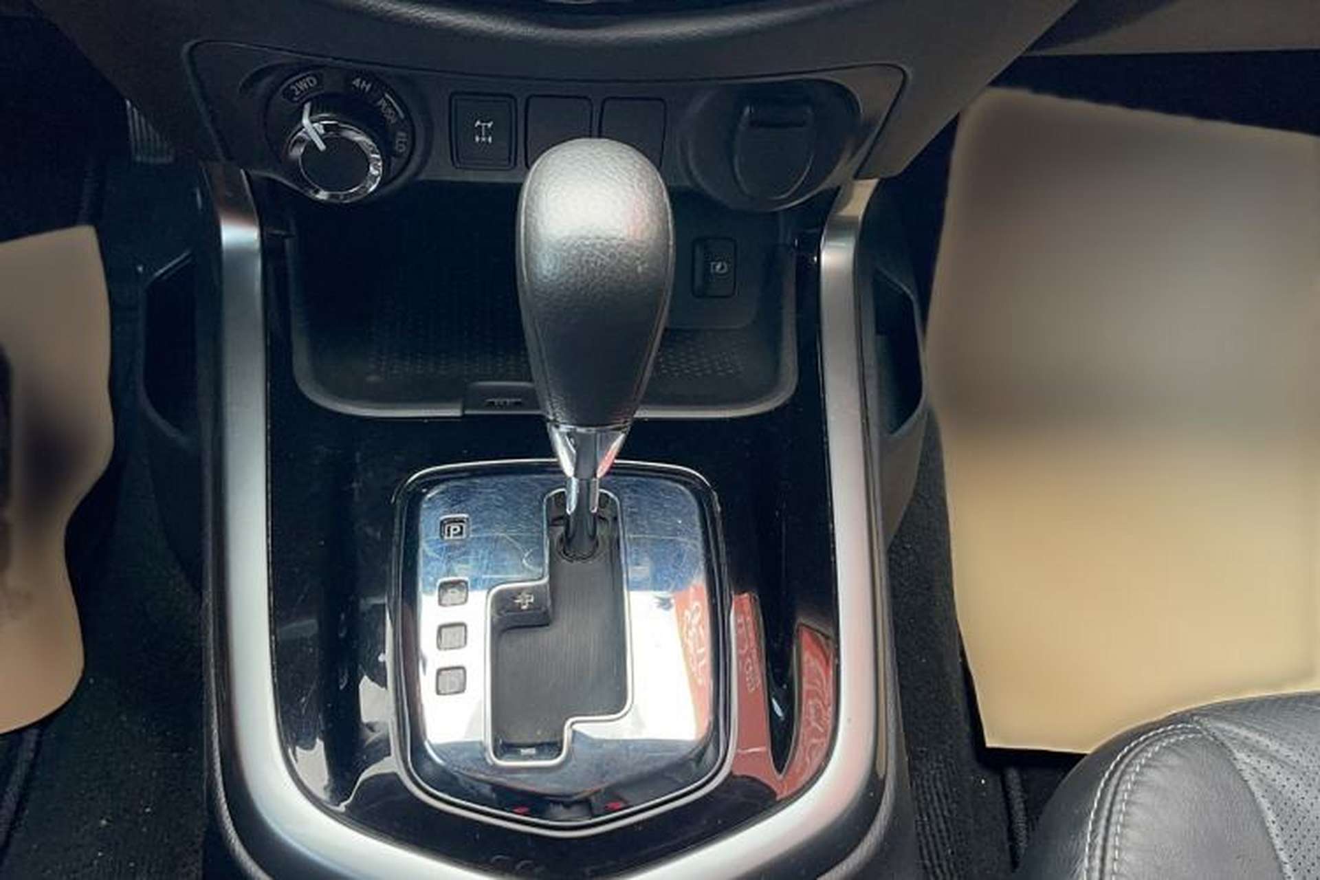 Used Nissan Terra 2018 2.5L Automatic 4x4 Luxury Edition Gear Lever