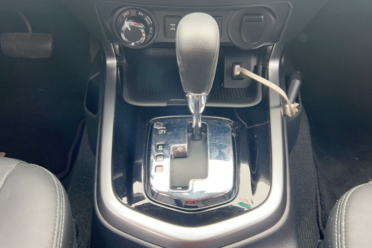 Used Nissan Terra 2018 2.5L Automatic 4x4 Luxury Edition Gear Lever
