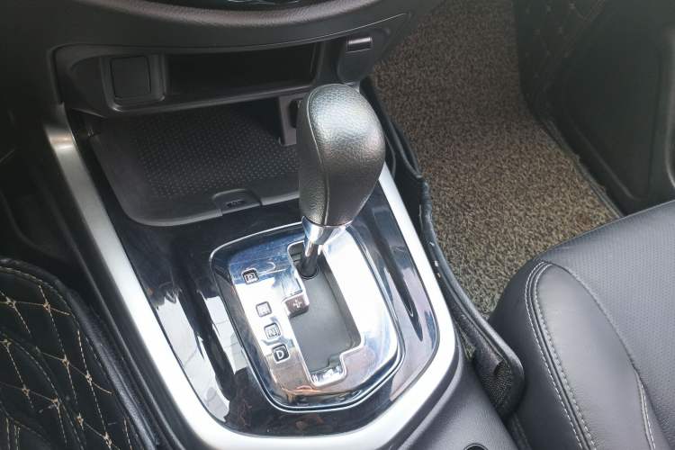 Used Nissan Terra 2018 2.5L Automatic 2WD Luxury Edition Gear Lever