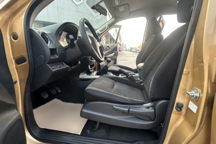 Used Nissan Terra 2018 2.5L Manual Two-Wheel Drive Elite Edition Interior 2