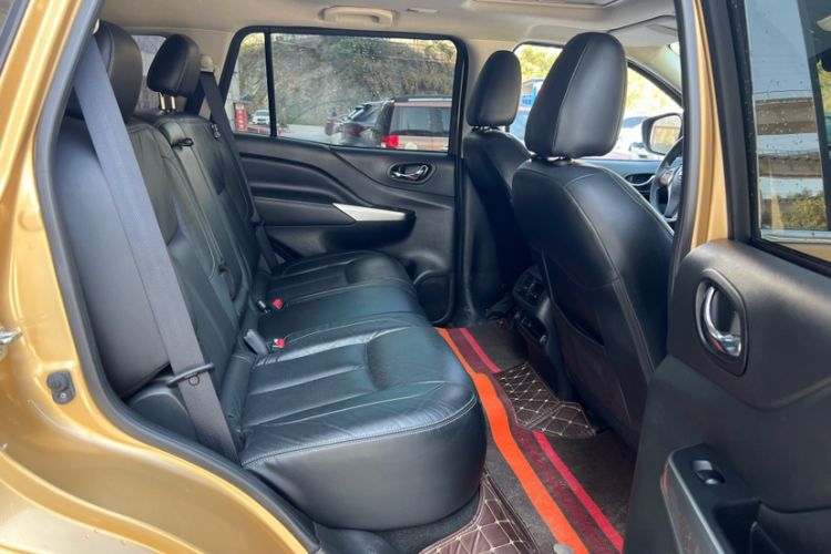 Used Nissan Terra 2018 2.5L Automatic 4x4 Luxury Edition Interior 3