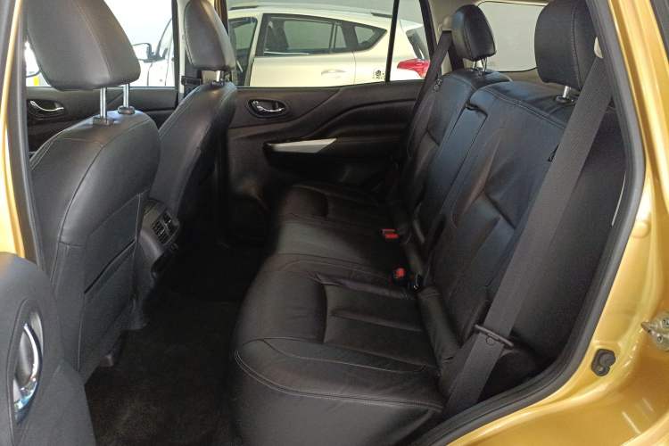 Used Nissan Terra 2018 2.5L Automatic 4x4 Flagship Edition Interior 4