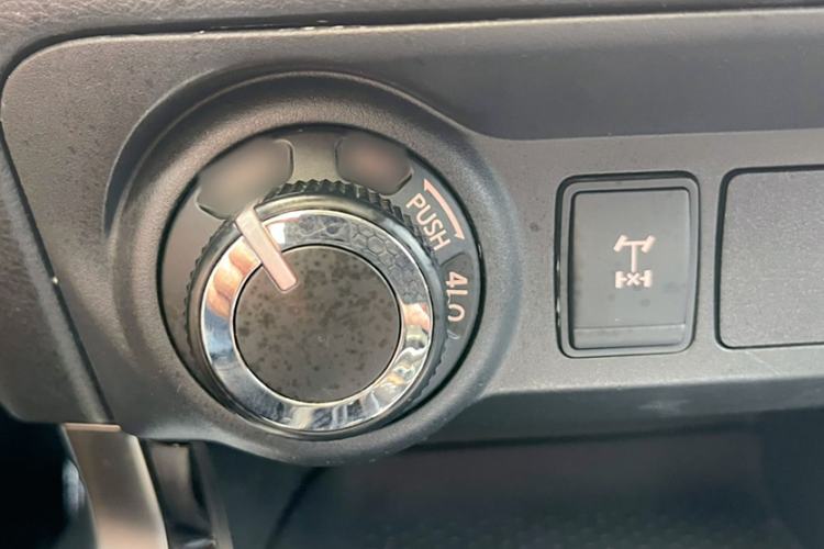 Used Nissan Terra 2018 2.5L Automatic 4x4 Luxury Edition Interior 4