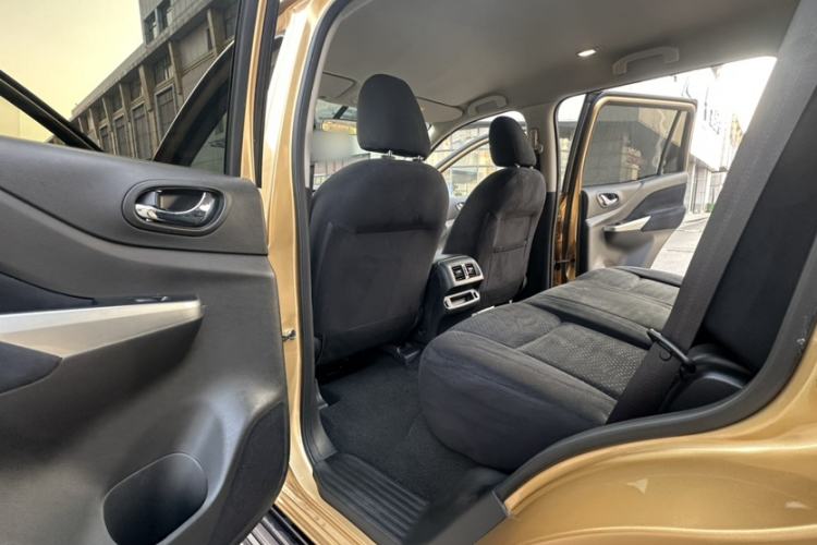 Used Nissan Terra 2018 2.5L Manual Two-Wheel Drive Elite Edition Interior 4