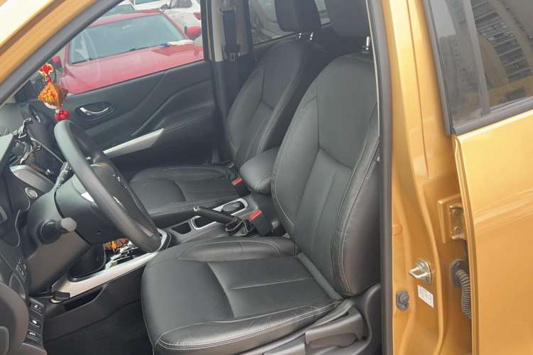 Used Nissan Terra 2018 2.5L Automatic 4x4 Luxury Edition Left Front Seat