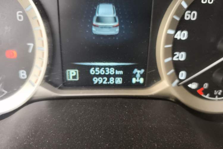 Used Nissan Terra 2018 2.5L Automatic 4x4 Luxury Edition Odometer Close Up