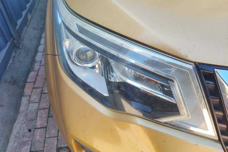 Used Nissan Terra 2018 2.5L Automatic 4x4 Luxury Edition Right Front Headlight