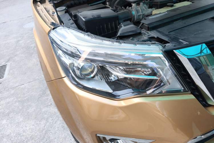 Used Nissan Terra 2018 2.5L Automatic 4x4 Luxury Edition Right Front Headlight