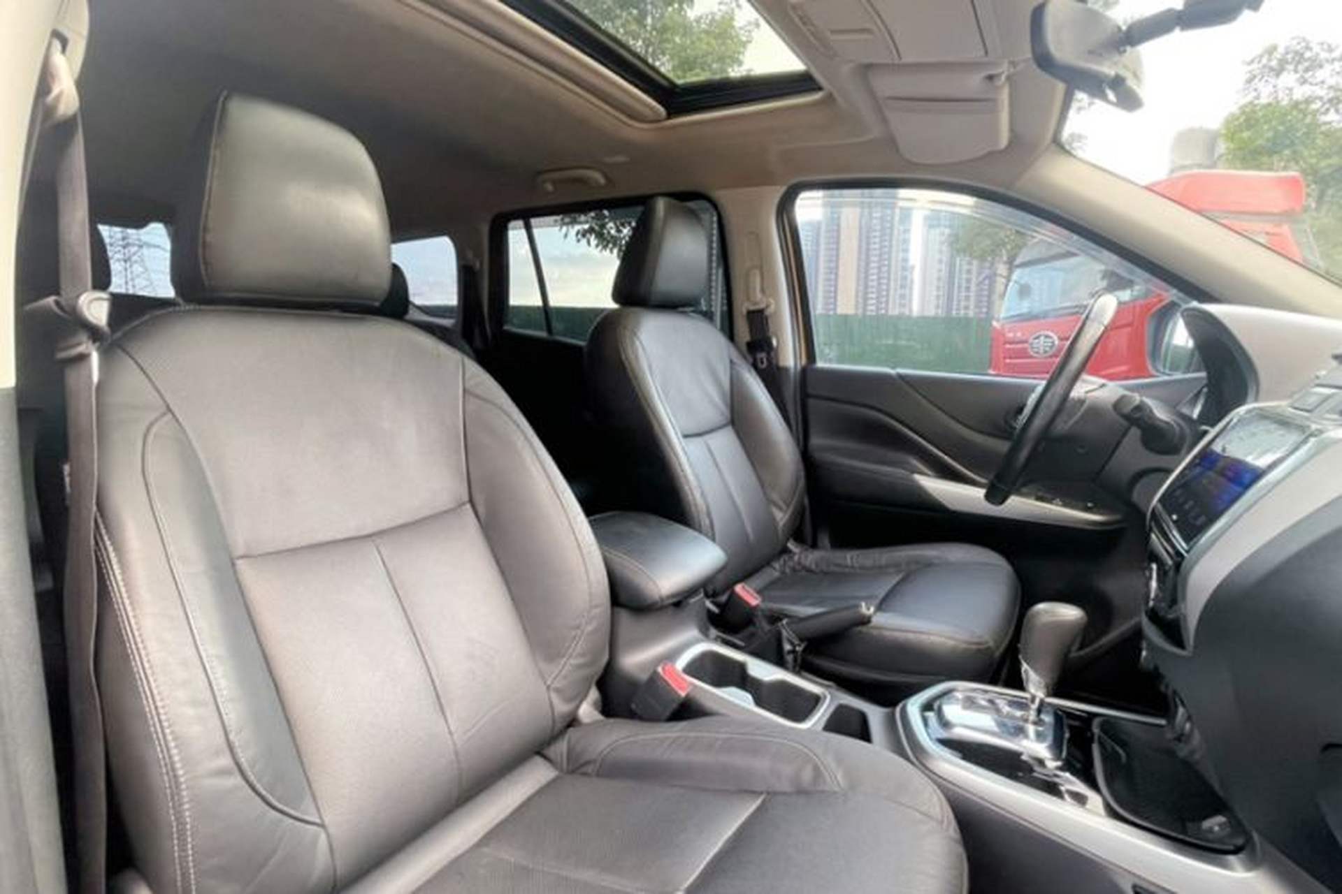 Used Nissan Terra 2018 2.5L Automatic 4x4 Luxury Edition Right Front Seat