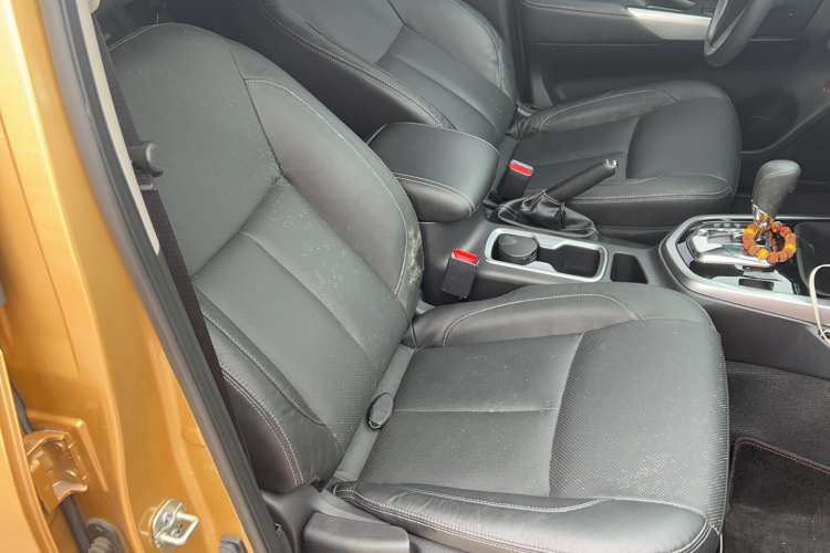Used Nissan Terra 2018 2.5L Automatic 4x4 Luxury Edition Right Front Seat