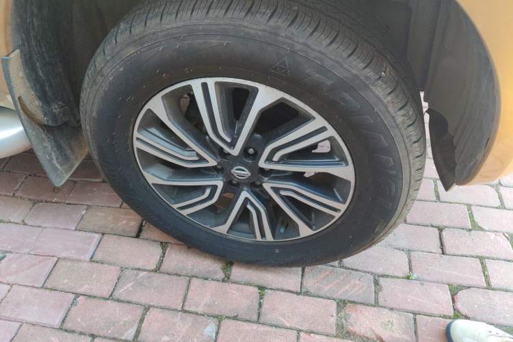 Used Nissan Terra 2018 2.5L Automatic 4x4 Luxury Edition Right Front Wheel Hub