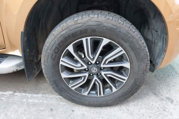 Used Nissan Terra 2018 2.5L Automatic 4x4 Luxury Edition Right Front Wheel Hub