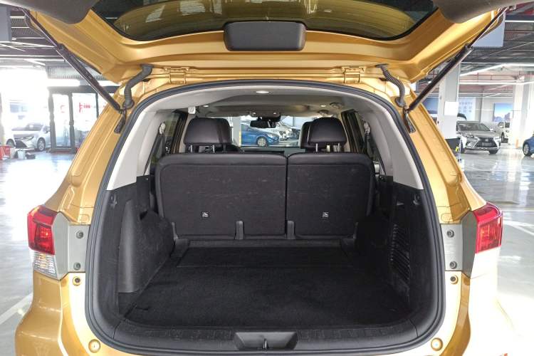 Used Nissan Terra 2018 2.5L Automatic 4x4 Flagship Edition Trunk